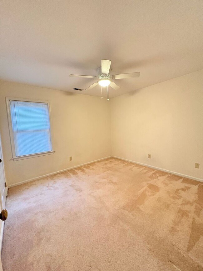 Building Photo - 3 BED / 2 BATH SINGLE FAMILY