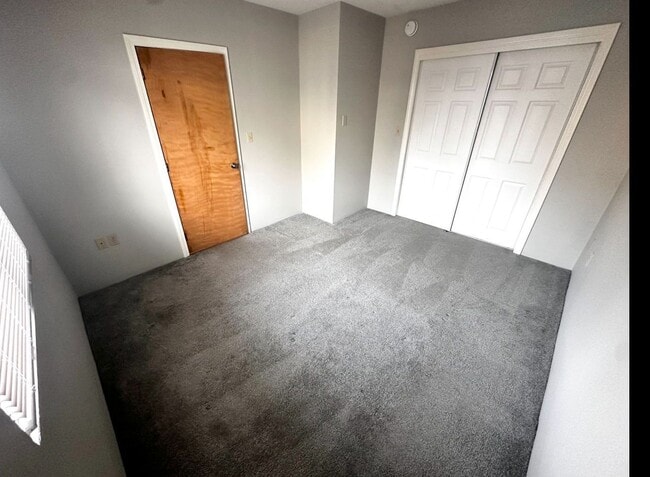 Building Photo - 10 Thompson St