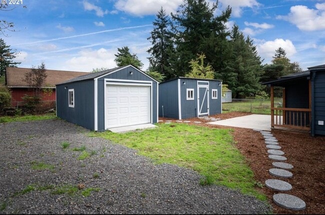 Building Photo - Beautiful 3 bd, 1 bath open kitchen/living...