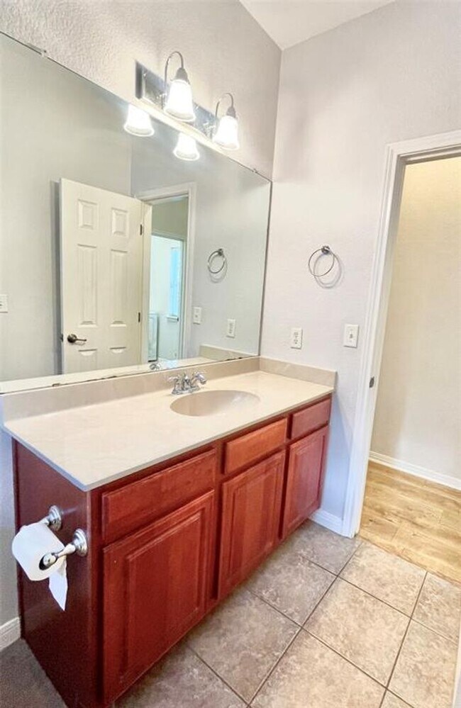 Building Photo - Spacious 4 Bed, 2.5 Bath. Perfect size and...