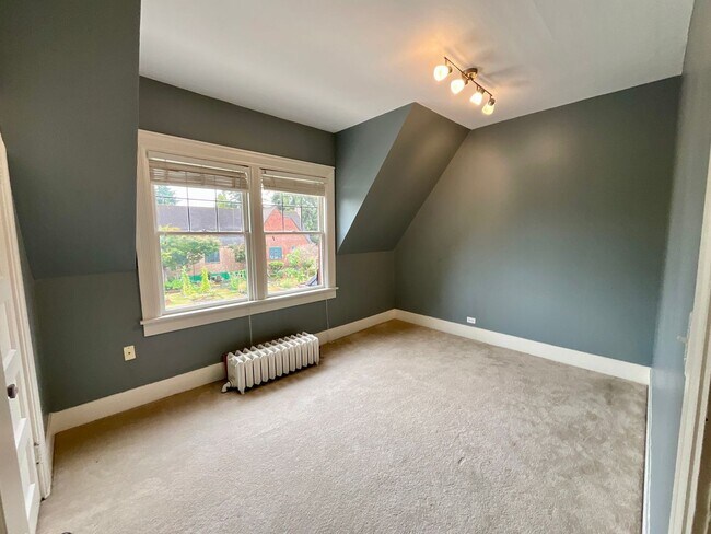 Building Photo - $500 Move In Special - Beautiful 3-bedroom...