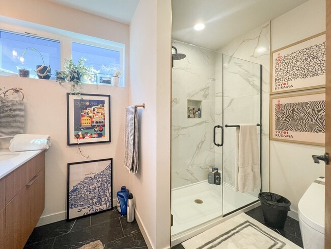 Building Photo - 3bd/2ba Seattle Townhome