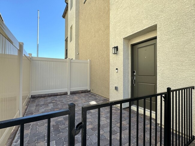 Building Photo - 2662 Champagne Gold Ave