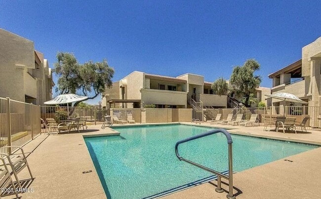 Building Photo - 4150 E Cactus Rd