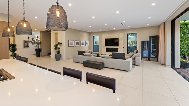 Building Photo - 623 N Edinburgh Ave