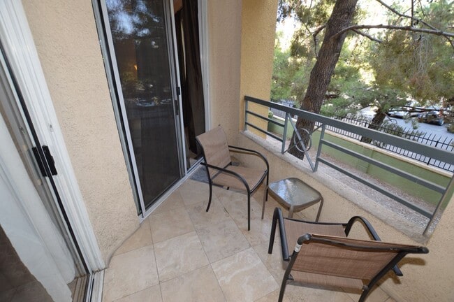 Building Photo - Meridian Furnished 2 Bed | 2 Bath Condo wi...