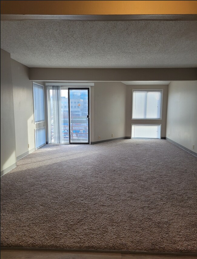 Building Photo - Spacious 1 Bedroom