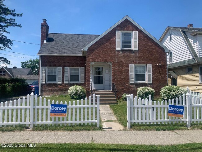 Primary Photo - 104 Thornton St