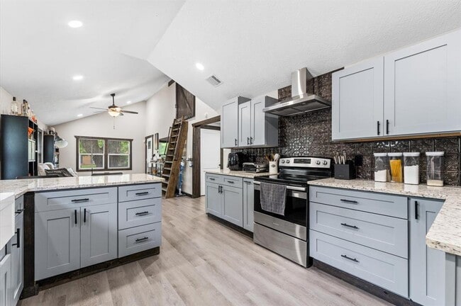 Building Photo - 325 S Bell Dr