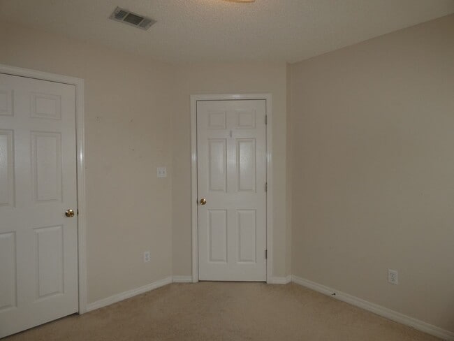 Building Photo - Spacious 3-Bedroom Home