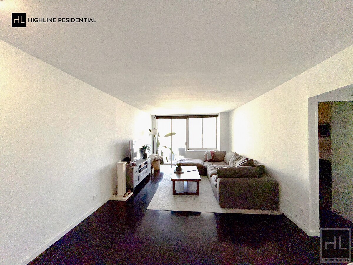 Building Photo - 220 E 65th St