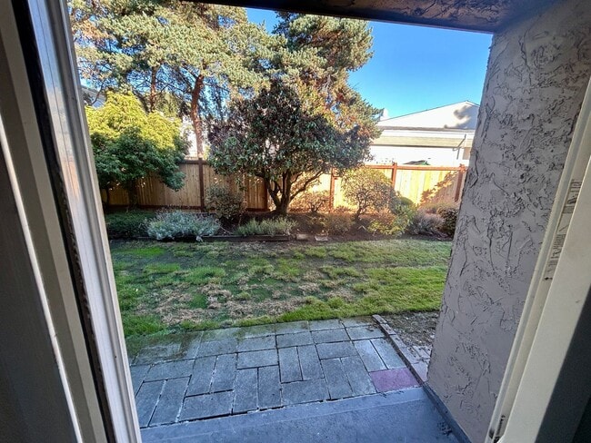 Building Photo - Fantastic 2 bed 1.5 bath townhome in Lynnw...