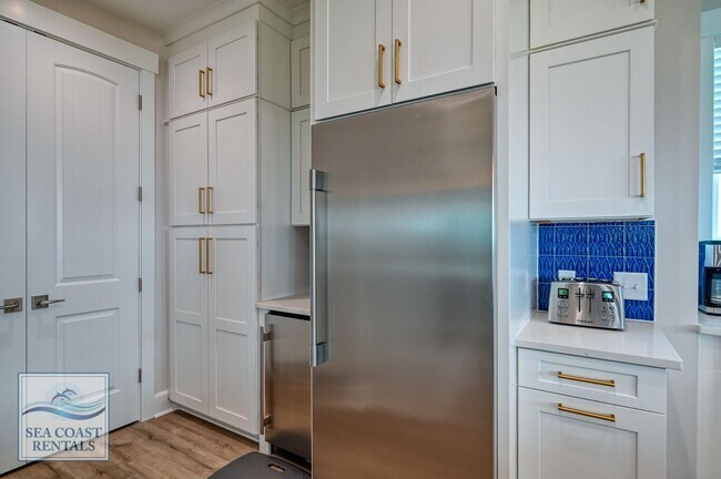 Building Photo - OFF-SEASON MONTHLY RENTAL - IT'S A BIG DILL!!