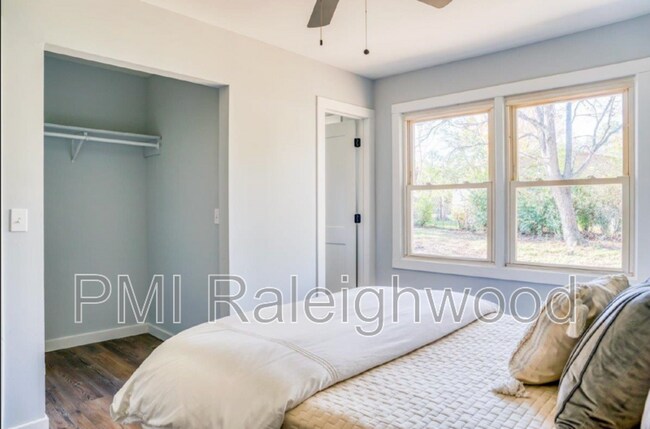 Building Photo - 2204 Emerson Pl