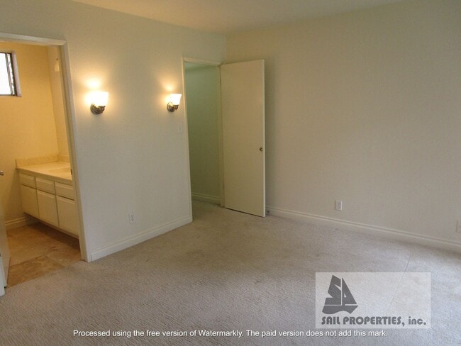 Building Photo - 2 Bedroom Condo for Lease in Desirable Long Beach Community