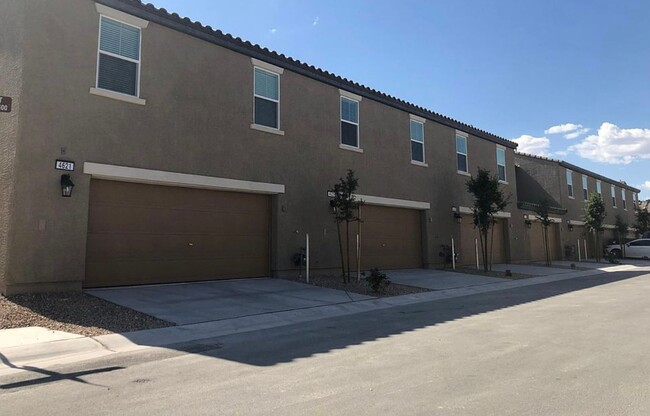 Building Photo - Beautiful 3 bed 2 bath townhome