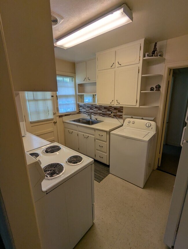 Building Photo - 2 bedroom 1 bath near Campus Available Now