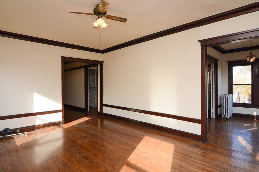 Building Photo - 2428 N Sawyer Ave