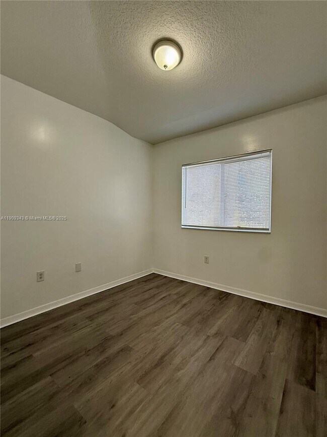 Building Photo - 980 NE 33rd Terrace