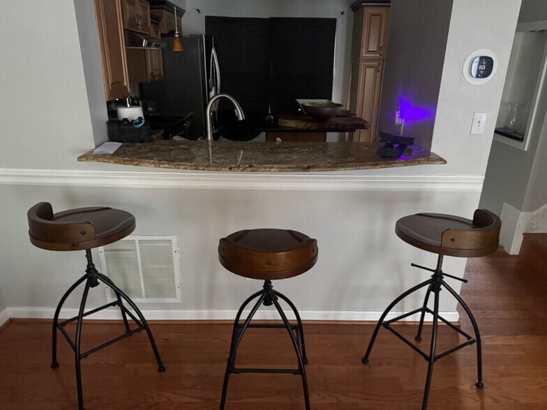 Building Photo - 1913 Newhaven Dr