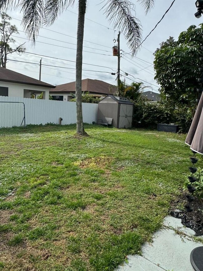 Building Photo - 4820 SW 11th Ct