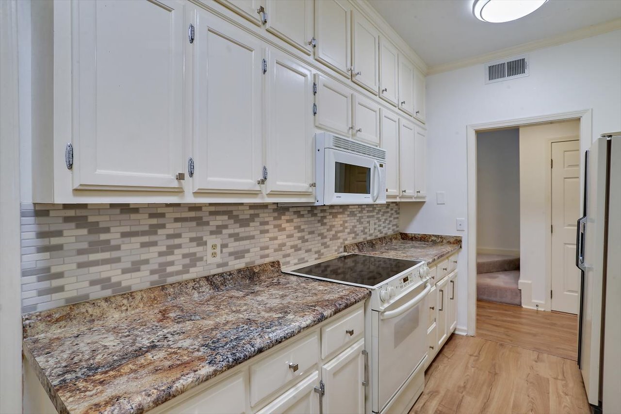 Building Photo - 1330 Roxbury Ct