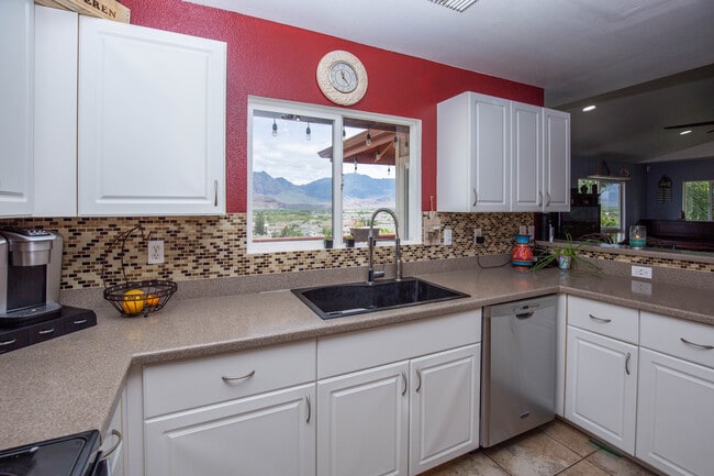 Building Photo - Ocean, Mountains & Sunset Views - 27 PV Pa...