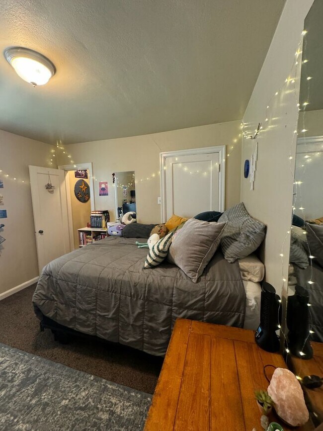 Building Photo - Private Rooms and Apartments Available Near SUU