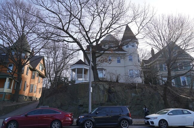 Building Photo - 592 Cambridge St