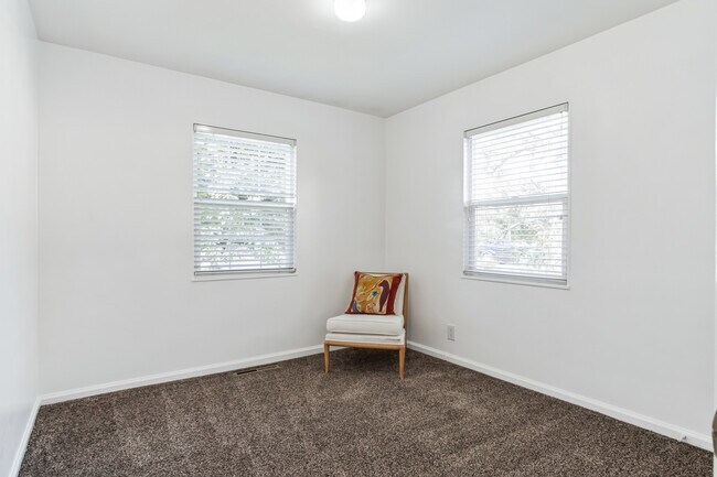 2nd bedroom - 401 E Maxwell Ln