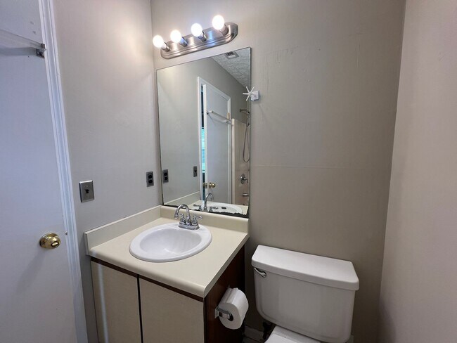 Building Photo - 3 bedroom 2 bath in Goshen Hills