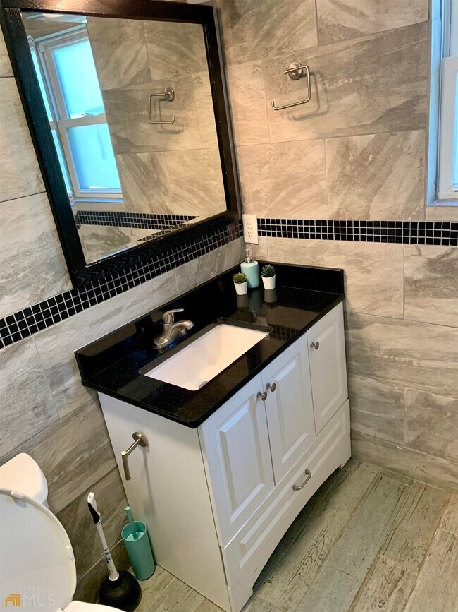 Building Photo - 1637 Laurel Ave NW