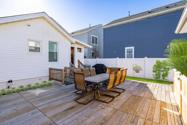 Private Yard - 320 15th Ave