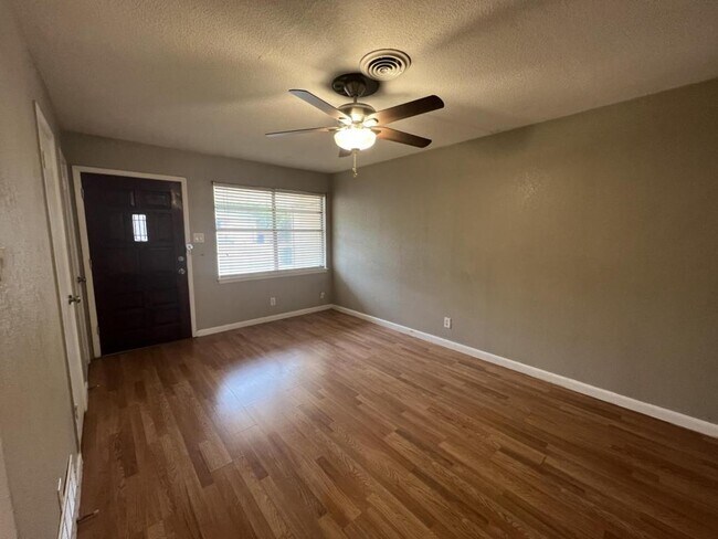 Building Photo - 806 Sandy Ct