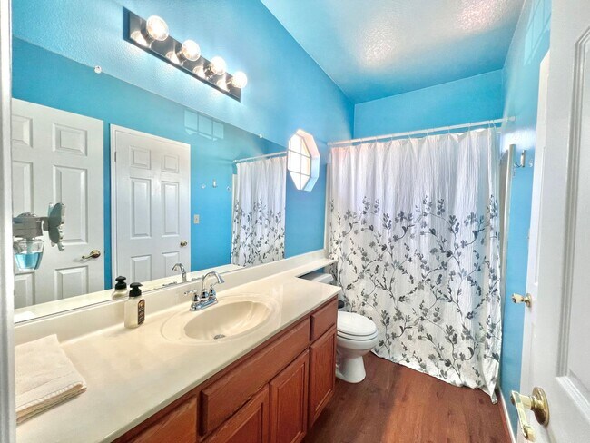 Building Photo - Spacious 5-Bed, 3-Bath Home in Rialto – Ve...