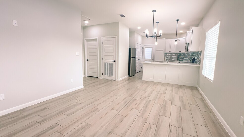 Building Photo - 804 N Woodson Ave