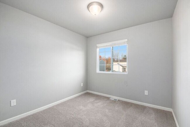 Building Photo - 2214 Macatawa Ln