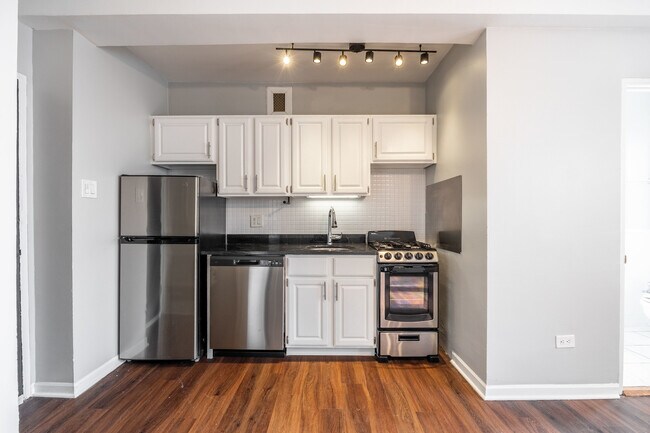 Building Photo - 1140 N La Salle Dr