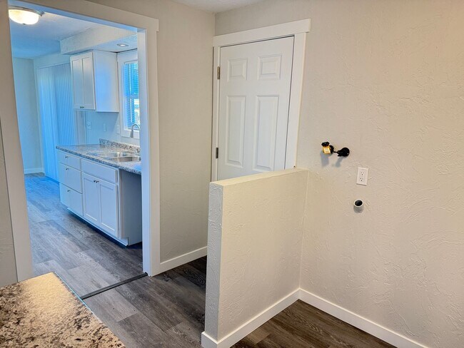 Building Photo - New 2 bed 1 1/2 bath duplex in Springfield!