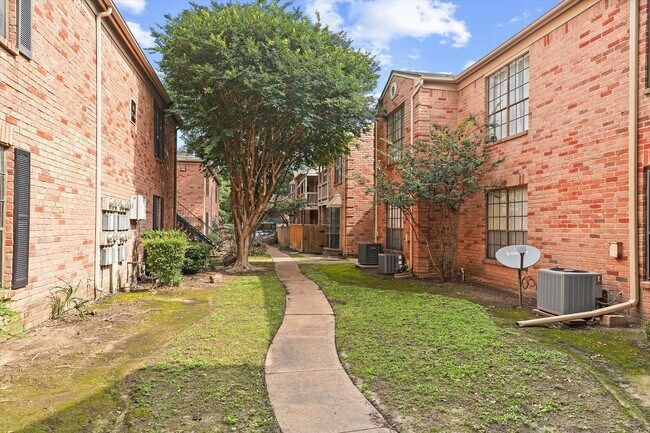 Building Photo - A perfect blend of comfort and convenience!