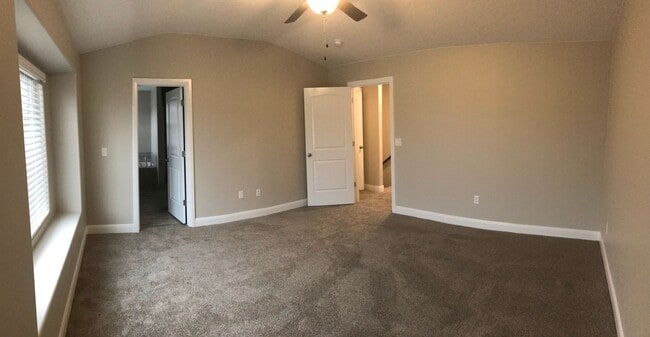 Building Photo - Beautiful 1,735 sq. ft. townhome featuring 3 bedrooms and 2.5 bathrooms!