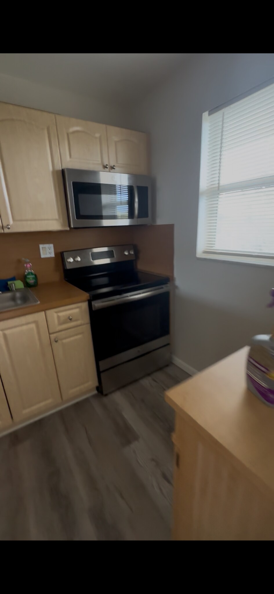 Building Photo - 220 SW 9th Ave