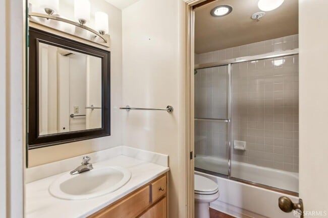 Building Photo - 900 Bush St