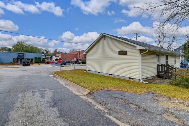 Building Photo - Walkable State Street Gem in the Heart of West Columbia