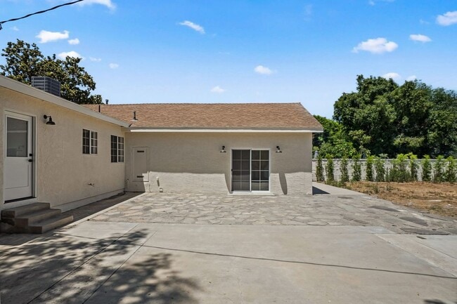 Building Photo - 4702 Kraft Ave