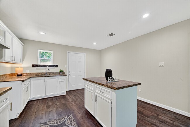 Building Photo - 2217 10th St