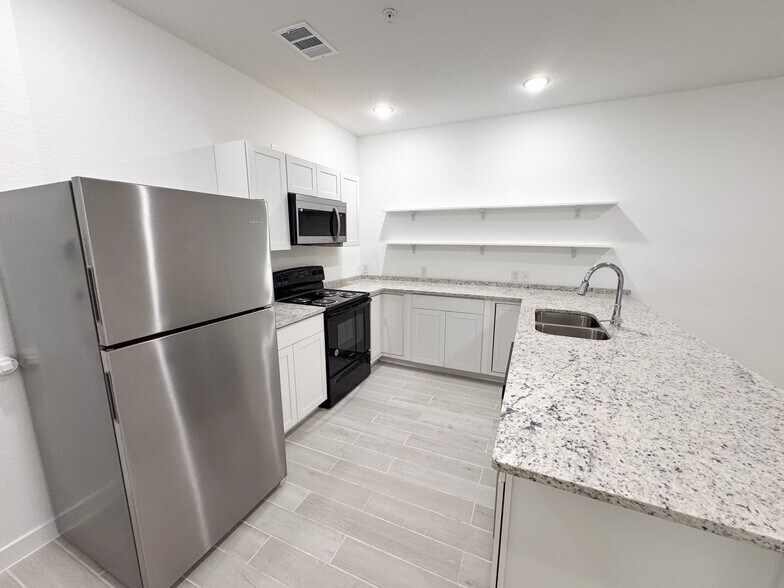 Building Photo - 1501 E Southcross Blvd