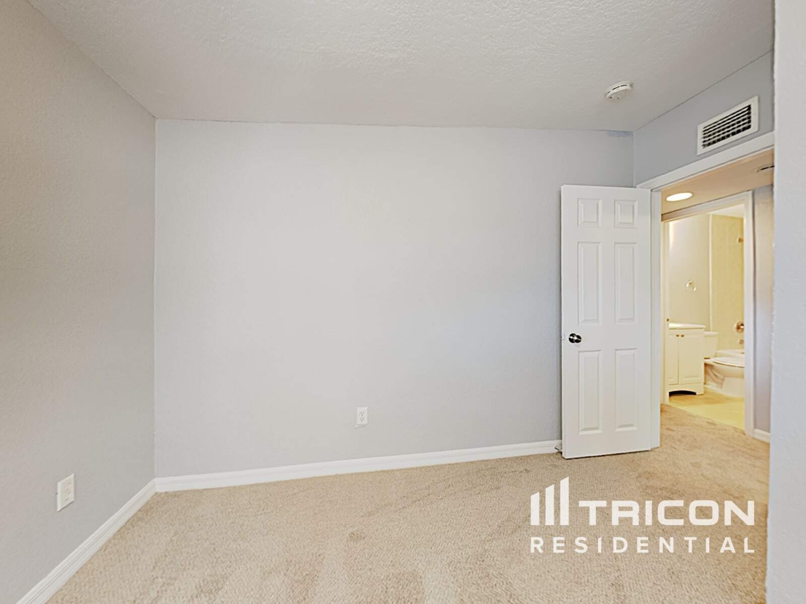 Building Photo - 2160 Alemanda Dr