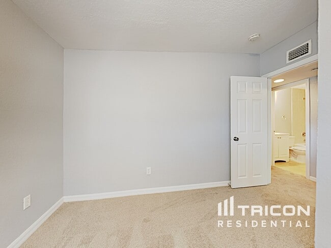 Building Photo - 2160 Alemanda Dr