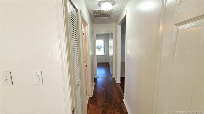 Building Photo - 2149 SE Dolphin Rd